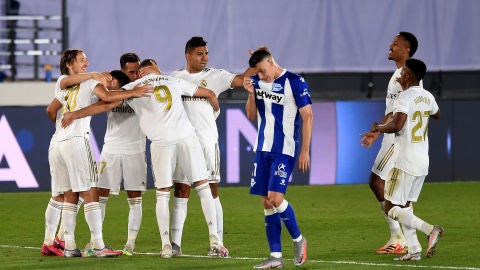 Los jugadores del Real Madrid celebran un gol.