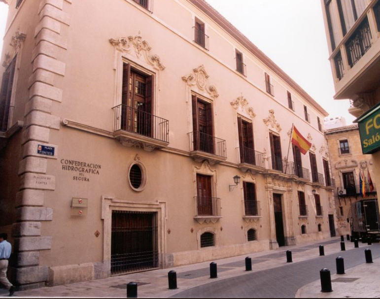 Una denuncia anónima desata una investigación policial que se salda con 20 detenidos por contratos fraudulentos con la CHS Una denuncia anónima desata una investigación policial que se salda con 20 detenidos por contratos fraudulentos con la CHS