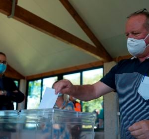 El coordinador de prevención de las elecciones de la Xunta, Emilio de la Iglesia, observa una votación simulada durante la visita a un colegio electoral de Galicia El coordinador de prevención de las elecciones de la Xunta, Emilio de la Iglesia, observa una votación simulada durante la visita a un colegio electoral de Galicia