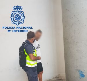 Un agente de la Policía Nacional con el ciudadano alemán detenido en el Aeropuerto Alicante-Elche. Un agente de la Policía Nacional con el ciudadano alemán detenido en el Aeropuerto Alicante-Elche.