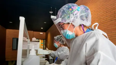 Sanitarias esperan la llegada de pacientes a los que realizar test PCR Sanitarias esperan la llegada de pacientes a los que realizar test PCR
