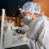 Sanitarias esperan la llegada de pacientes a los que realizar test PCR