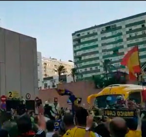 Aficionados del Cádiz se aglomeran en los alrededores del Ramón de Carranza Aficionados del Cádiz se aglomeran en los alrededores del Ramón de Carranza