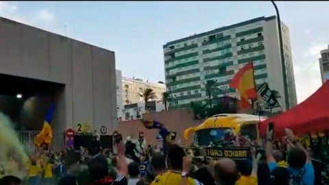 Aficionados del C&aacute;diz se aglomeran en los alrededores del Ram&oacute;n de Carranza
