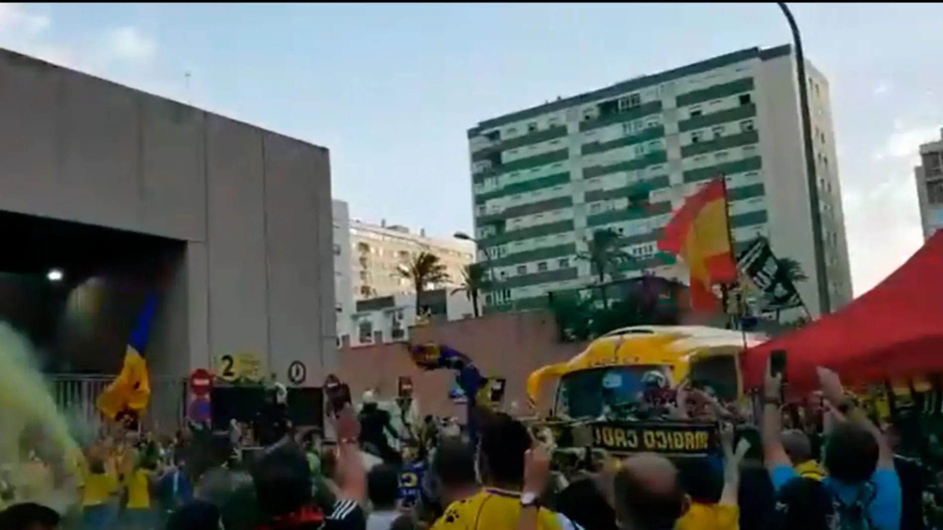 Aficionados del Cádiz se aglomeran en los alrededores del Ramón de Carranza