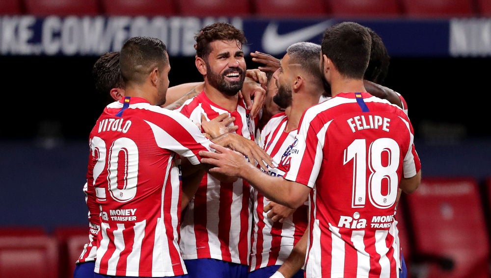 Los jugadores del Atlético de Madrid celebran el gol de Diego Costa