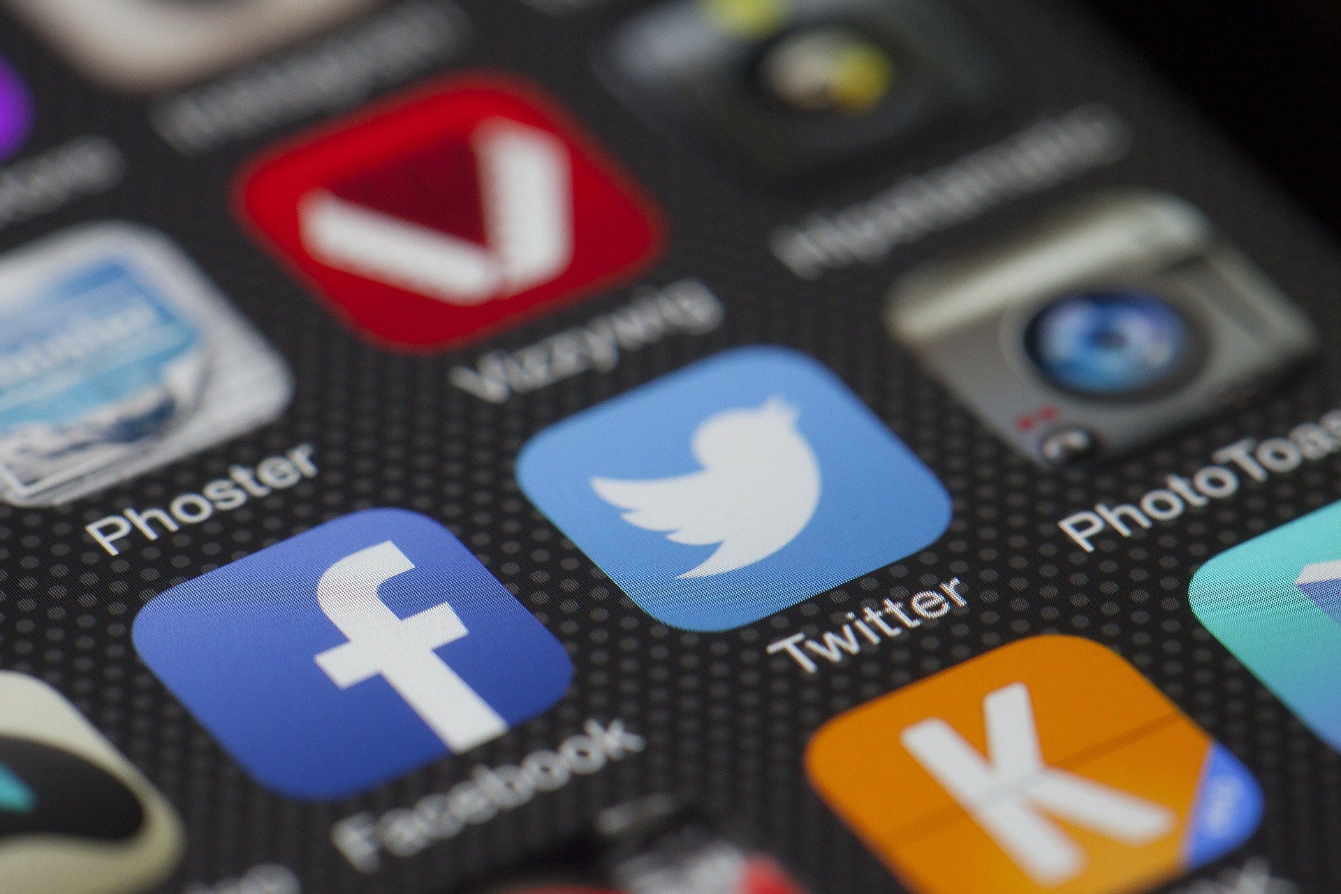 Hackean cuentas reconocidas de Twitter y la red social investiga un "incidente de seguridad" Hackean cuentas reconocidas de Twitter y la red social investiga un "incidente de seguridad"