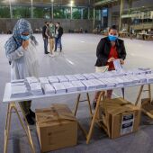 Dos mujeres seleccionan su papeleta en unas elecciones autónomicas