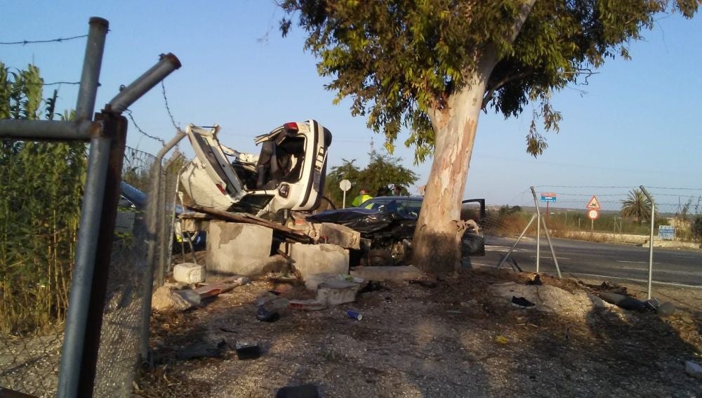 Vehículos siniestrados en el accidente en la carretera Elche-Dolores.