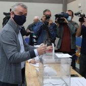 El lehendakari, Iñigo Urkullu, votando en las elecciones vascas 2020
