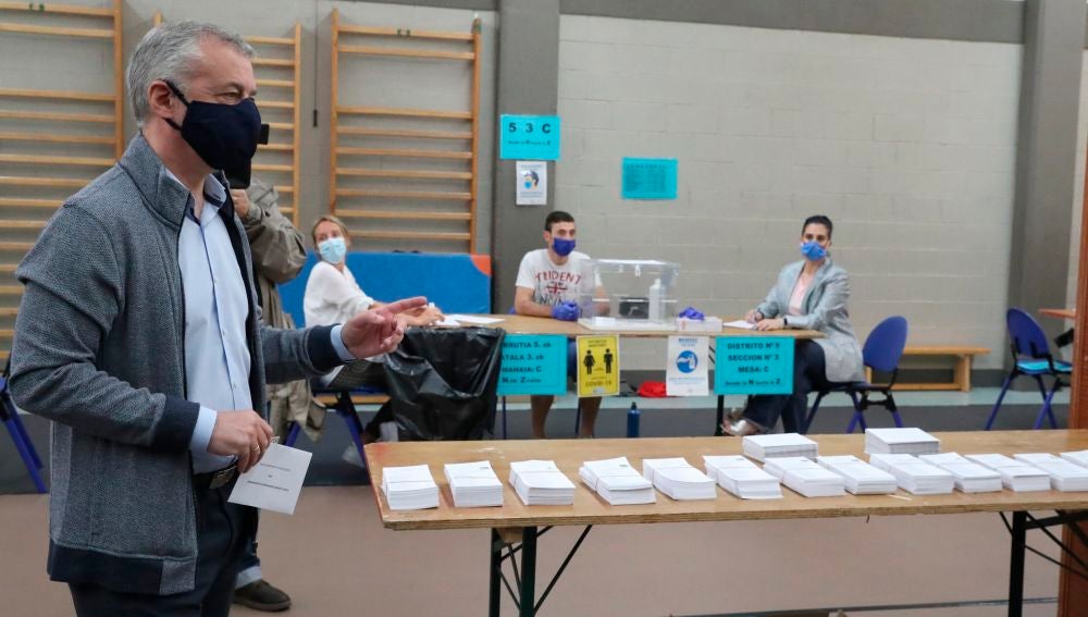 Íñigo Urkullu, en el momento de votar en la localidad vizcaína de Durango