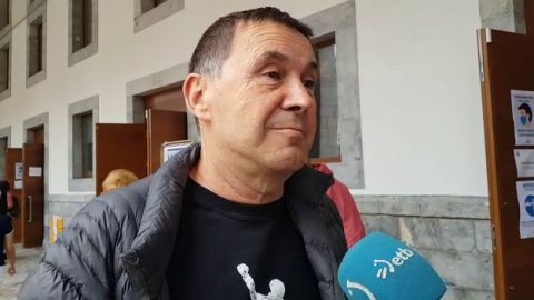 Otegi pide elegir entre quienes cuidan la salud y los que la ponen en riesgo