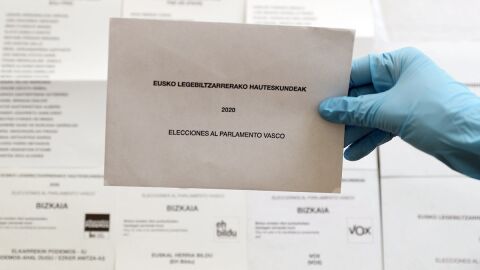 Papeletas y sobres para votar en las elecciones auton&oacute;micas vascas de 2020