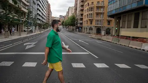 Un vecino cruza la calle en una avenida prácticamente vacía en Lleida Un vecino cruza la calle en una avenida prácticamente vacía en Lleida