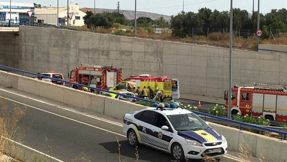 Los servicios de emergencias en el lugar del accidente en la EL-20 de Elche.