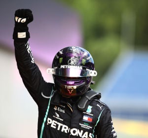 Lewis Hamilton levanta el puño para celebrar su victoria. Lewis Hamilton levanta el puño para celebrar su victoria.
