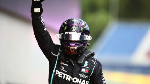 Lewis Hamilton levanta el pu&ntilde;o para celebrar su victoria.