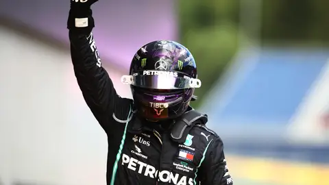Lewis Hamilton levanta el puño para celebrar su victoria. Lewis Hamilton levanta el puño para celebrar su victoria.
