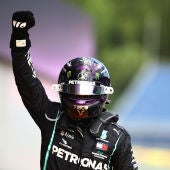 Lewis Hamilton levanta el puño para celebrar su victoria.