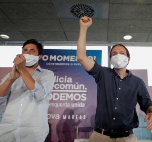 Pablo Iglesias junto al candidato Antón Gómez Reino en un momento de la campaña Pablo Iglesias junto al candidato Antón Gómez Reino en un momento de la campaña