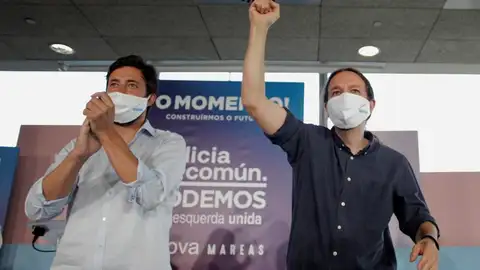 Pablo Iglesias junto al candidato Antón Gómez Reino en un momento de la campaña Pablo Iglesias junto al candidato Antón Gómez Reino en un momento de la campaña