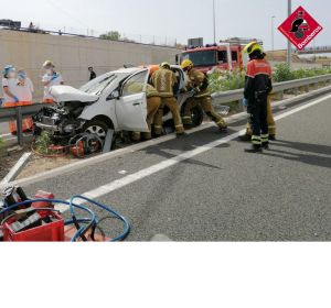 Bomberos en las labores de rescate del conductor accidentado en Elche. Bomberos en las labores de rescate del conductor accidentado en Elche.