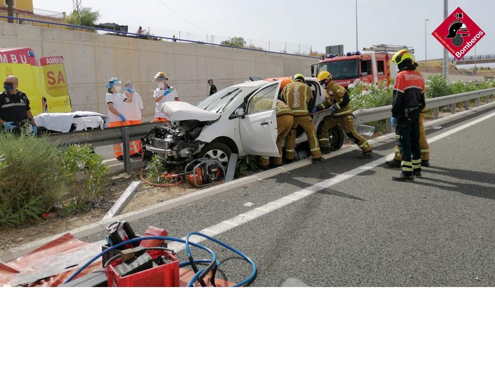 El segundo accidente con excarcelados en Elche en menos de 24 horas deja un herido trasladado al hospital El segundo accidente con excarcelados en Elche en menos de 24 horas deja un herido trasladado al hospital