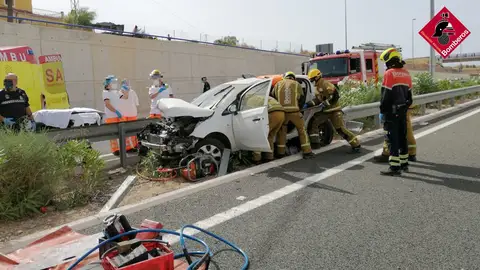 Bomberos en las labores de rescate del conductor accidentado en Elche. Bomberos en las labores de rescate del conductor accidentado en Elche.