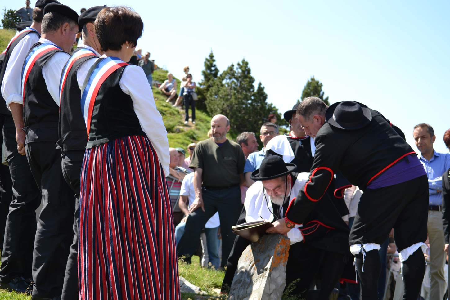 Renovado en la Piedra de San Martín el Tributo de las Tres Vacas Renovado en la Piedra de San Martín el Tributo de las Tres Vacas