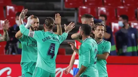 Los futbolistas del Real Madrid celebran un gol. Los futbolistas del Real Madrid celebran un gol.