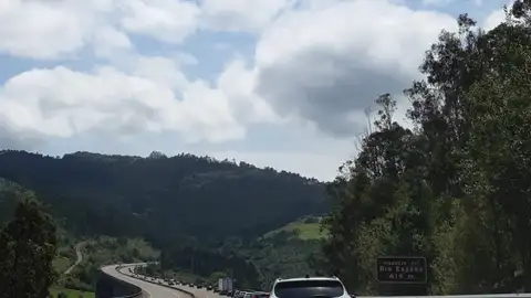 Atascos en los accesos a las playas en Asturias Carreteras asturianas