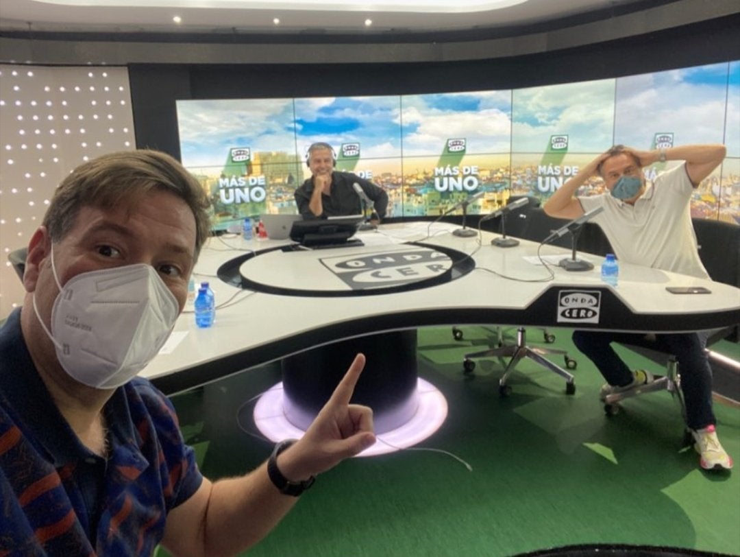 Humor: Roberto Brasero se defiende en Más de uno de la imitación que hace de él Carlos Latre Humor: Roberto Brasero se defiende en Más de uno de la imitación que hace de él Carlos Latre
