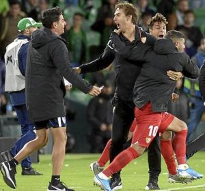 Julen Lopetegui celebra con sus jugadores el triunfo en un derbi. Julen Lopetegui celebra con sus jugadores el triunfo en un derbi.