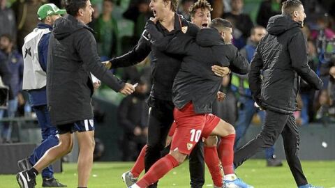 Julen Lopetegui celebra con sus jugadores el triunfo en un derbi.