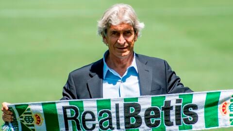 Pellegrini posa con la bufanda del Betis en el c&eacute;sped del Villamar&iacute;n.