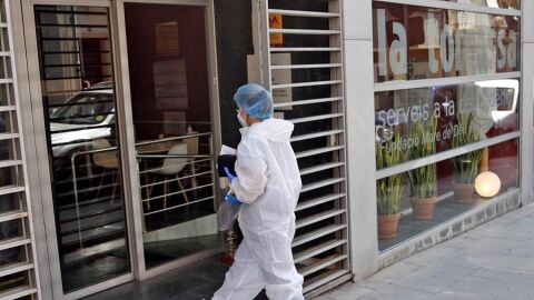 Una sanitaria entra en la residencia geri&aacute;trica del barrio de La Torrassa en L&rsquo;Hospitalet (Barcelona), donde se ha detectado un brote de Covid