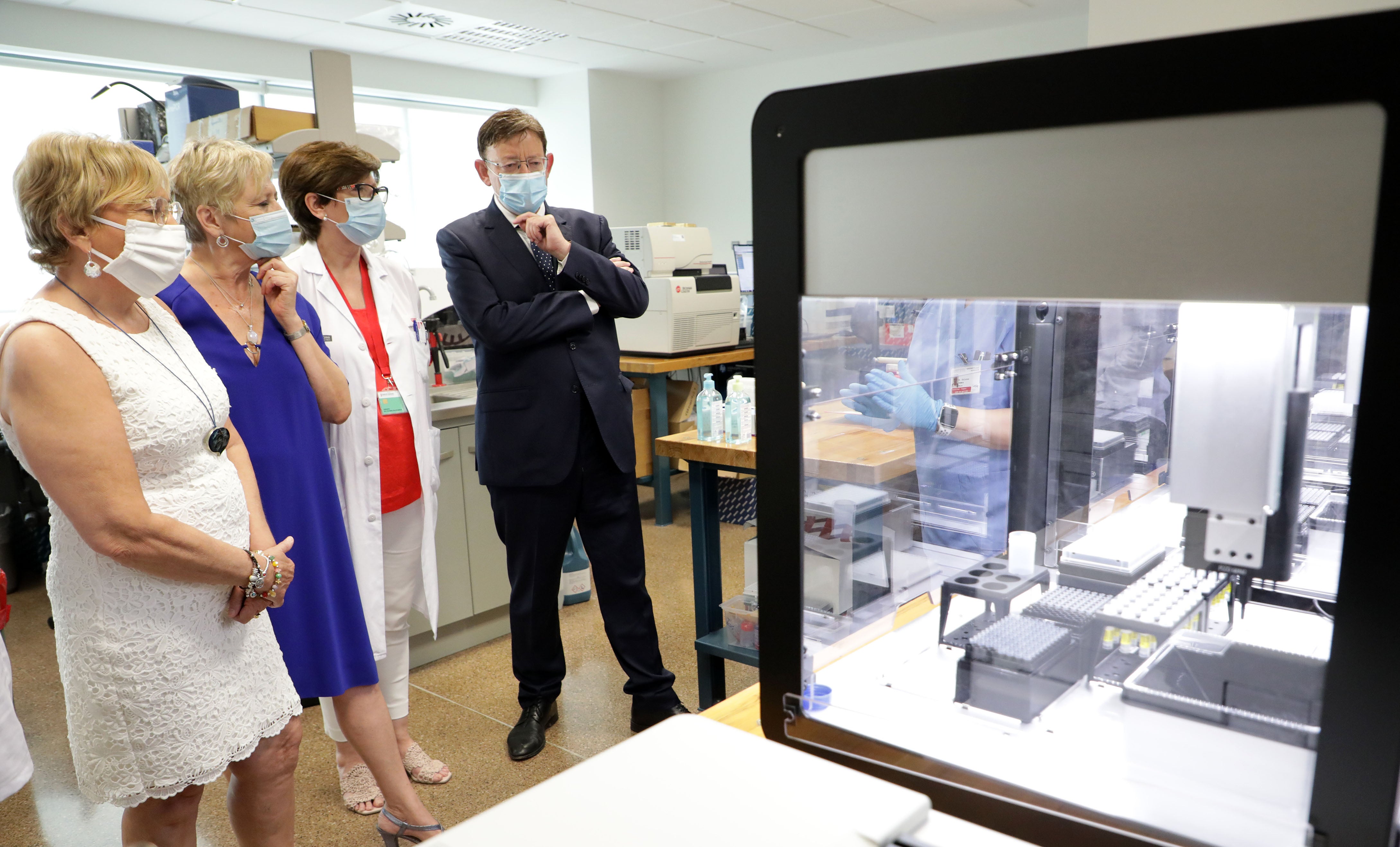 Unos robots permitirán realizar hasta 3.500 PCR al día en el Hospital La Fe de València Unos robots permitirán realizar hasta 3.500 PCR al día en el Hospital La Fe de València