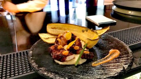 pulpo a la brasa con pure de chirivilla, gel de piquillo y crujiente de pl&aacute;tano frito