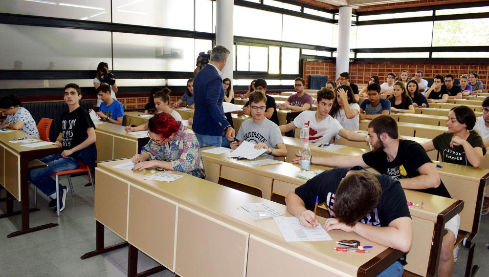 Alumnos realizando la prueba de la EvAU 