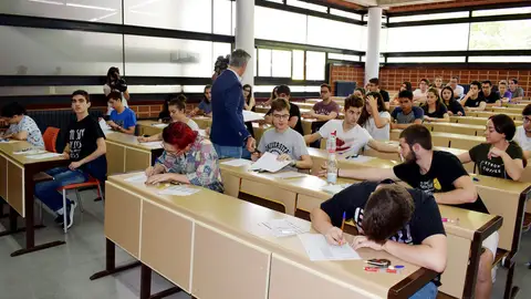 Alumnos realizando la prueba de la EvAU Alumnos realizando la prueba de la EvAU