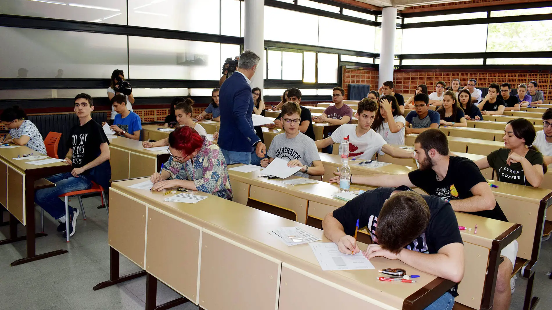 Alumnos realizando la prueba de la EvAU 