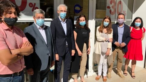 Visita de Francisco Conde a un establecemento do Cami&ntilde;o