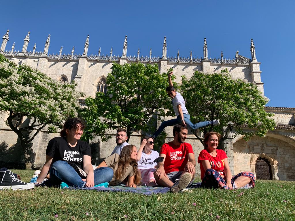 Jóvenes comprometidos para ayudar a los necesitados Jóvenes comprometidos para ayudar a los necesitados