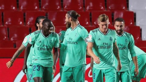 Mendy festeja con sus compa&ntilde;eros su gol con el Real Madrid.