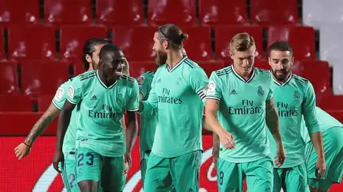 Mendy festeja con sus compañeros su gol con el Real Madrid. Mendy festeja con sus compañeros su gol con el Real Madrid.