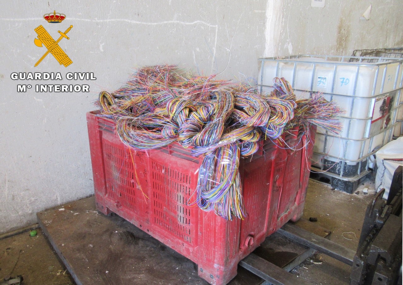 La Guardia Civil detiene en Elche y Crevillent a dos hombres acusados de 32 robos de cable de cobre de teléfono La Guardia Civil detiene en Elche y Crevillent a dos hombres acusados de 32 robos de cable de cobre de teléfono