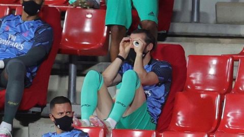 Gareth Bale, en la grada mientras juega el Real Madrid.