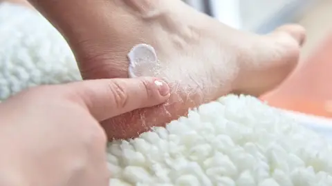 Hidratándose los pies Hidratándose los pies