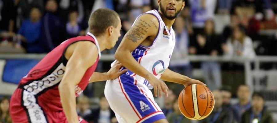 Justin Pitts conduce el balón en una acción de esta temporada. Justin Pitts conduce el balón en una acción de esta temporada.