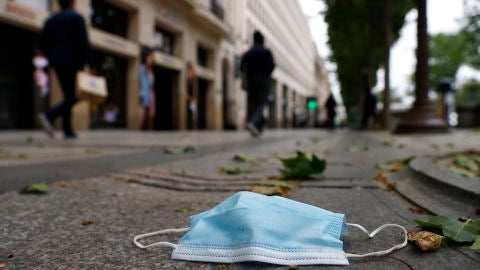 Una mascarilla tirada en el suelo de la calle